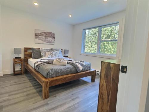 a bedroom with a bed and a window at Domaine du Sous-Bois - près du Mont-Blanc in Mont-Blanc