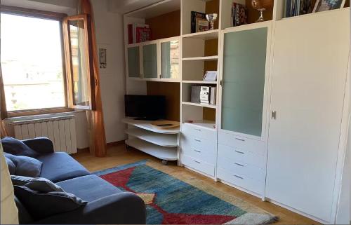 a living room with a couch and a large book shelf at A un passo dal Palio in Siena