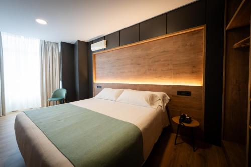 Hotel Oca Insua Costa da Morteにあるベッド