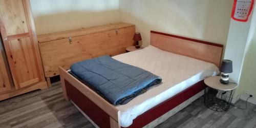 - une chambre avec un lit doté d'une couverture bleue dans l'établissement Duplex Foux d'Allos 6p, aux pieds du télésiège, à Allos