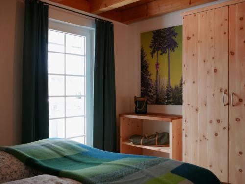 Una cama o camas en una habitación de Oskar's Chalets Hinterzarten