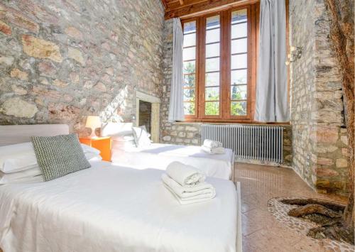 Ένα ή περισσότερα κρεβάτια σε δωμάτιο στο Lemon Garden Retreat - Villa Arbor