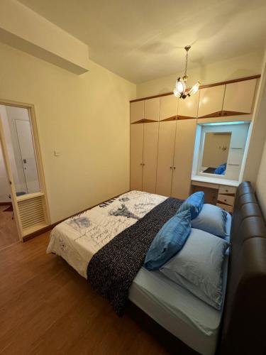 Ένα ή περισσότερα κρεβάτια σε δωμάτιο στο Riverview Home @Waterfront KCH