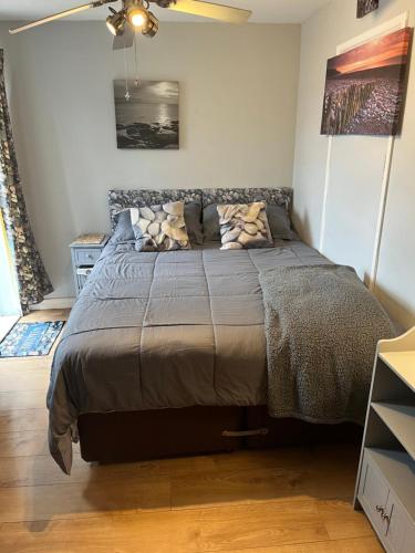 a bedroom with a large bed in a room at Cove Cott Guest Accommodation in Warsash