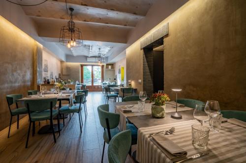 a dining room with tables and chairs and aearcherearcherearcherearcher at Elide Design Hotel in Assisi