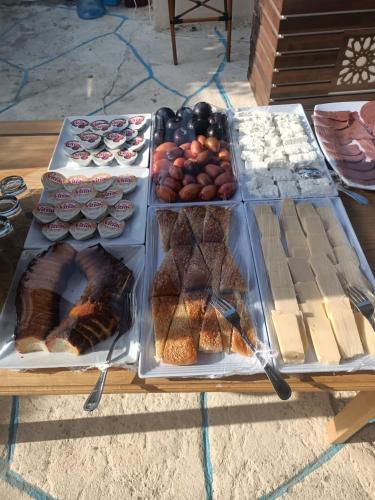 einen Tisch mit verschiedenen Arten von Gebäck und Desserts in der Unterkunft vision suites Arbia Hurghada in Hurghada