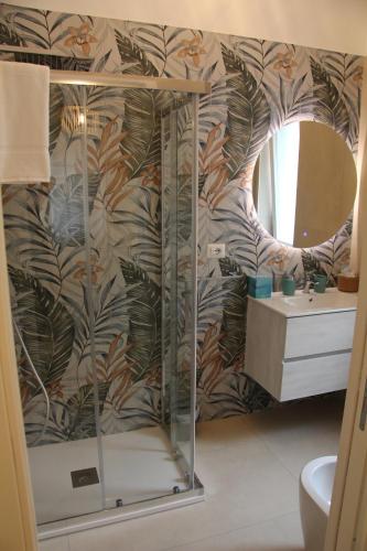 サレルノにあるNina Suitesのシャワーと鏡付きのバスルーム