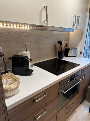 une cuisine avec une cuisinière et un comptoir dans l'établissement Gorgeous 2 bedrooms brand new sea view, à Antibes