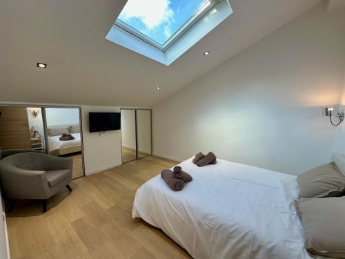 - une chambre avec un lit, une chaise et une lucarne dans l'établissement Gorgeous 2 bedrooms brand new sea view, à Antibes