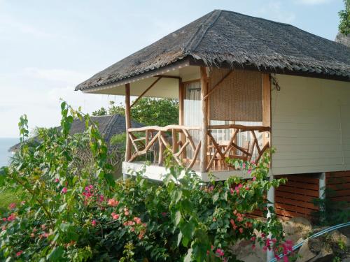a small house with a thatched roof at Tantawan sea view residence 山海居 in Salad Beach