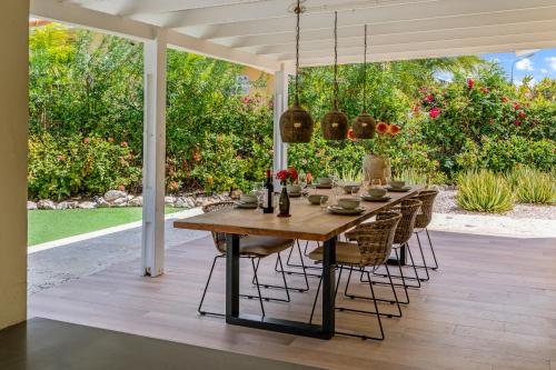 a dining room table and chairs in a house at Kas di Rosa Curacao luxurious holiday home in Grote Berg