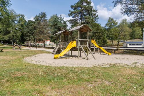 une aire de jeux avec 2 toboggans et une structure de jeux dans l'établissement Les Demeures du Lac, à Saint-Rémy-sur-Durolle