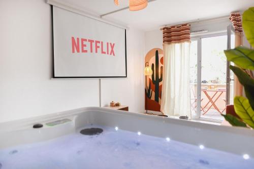 Oasis Cachée - Jacuzzi et cinéma