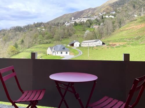 two chairs and a table on a balcony with a view at Lou maval in Aydius