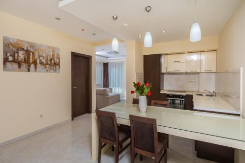 Η κουζίνα ή μικρή κουζίνα στο Deluxe Apartments Shine