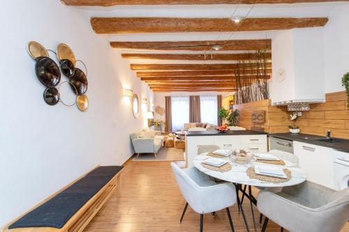 une cuisine et une salle à manger avec une table et des chaises dans l'établissement Casa Phocea, à Marseille