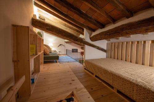 a bedroom with two beds and a couch in a room at Le finestre sulle stelle in Gerfalco