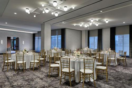 a conference room with tables and chairs and tablesearcher at Hotel Celare, Cincinnati Midtown, a Tribute Portfolio Hotel in Cincinnati