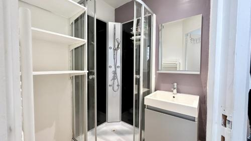 une salle de bain avec douche et lavabo dans l'établissement Le Crotoy et moi, au Crotoy