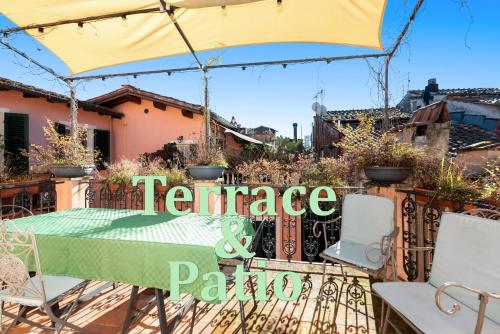 patio ze stołem i parasolem w obiekcie Il Carmine Charme & Terrace with AC w Lukce