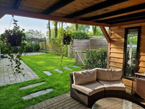 Κήπος έξω από το Bosrust & Bubbels - Chalet met hottub in putten