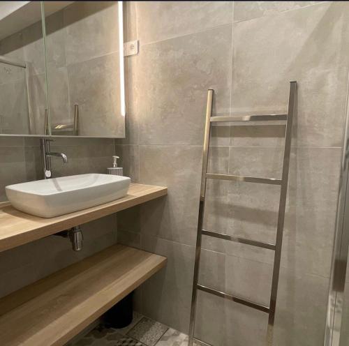 une salle de bain avec un lavabo et un miroir dans l'établissement Charmante maison de village haut de cagnes, à Cagnes-sur-Mer