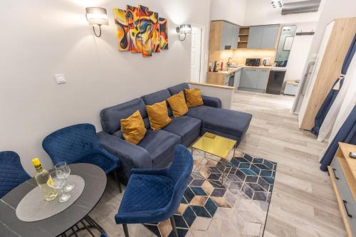 ブダペストにあるLucky 54 Apartmentの青いソファとテーブルのあるリビングルーム