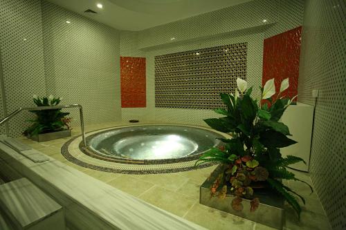 un baño grande con una bañera con flores. en Latanya Palm & SPA Hotel Antalya, en Antalya