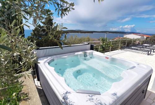 Hvar Dream View Penthouse with Hot Tub