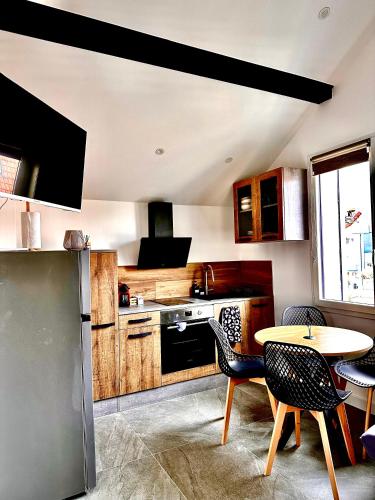 - une cuisine avec une table, une table et des chaises dans l'établissement Annecy calme proche centre parking gratuit, à Annecy
