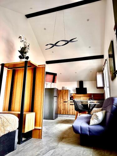 un salon avec un canapé et une table dans l'établissement Annecy calme proche centre parking gratuit, à Annecy