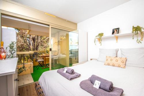 Un dormitorio con una cama grande con dos toallas. en Beaurivage, en Menton