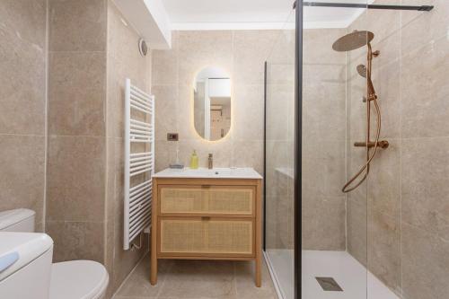 Un baño con ducha, inodoro y lavabo. en Beaurivage, en Menton