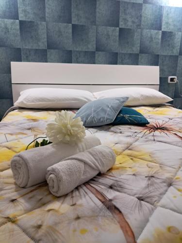 ein großes Bett mit Handtüchern und Kissen darauf in der Unterkunft La Petite Maison in Neapel
