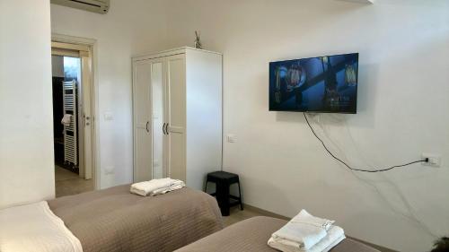 Televízia a/alebo spoločenská miestnosť v ubytovaní Appartamenti Villa Renata