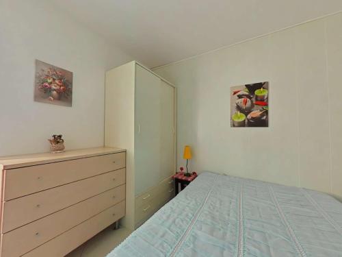 une chambre avec un lit et une commode dans l'établissement Appart 2 pièces 4 couchages PORT LEUCATE NATURISME PL010-1123, à Port-Leucate