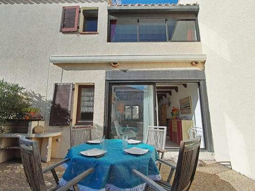 une table avec un chiffon bleu sur une terrasse dans l'établissement Appart 2 pièces 4 couchages PORT LEUCATE NATURISME PL010-1123, à Port-Leucate