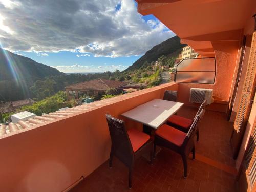 a balcony with a table and chairs with a view at Apparthotel Le Porto in Porto Ota