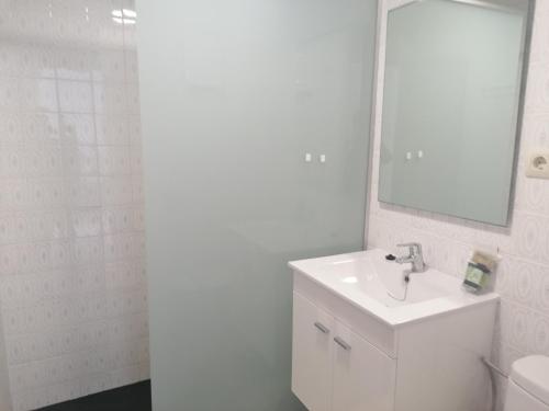 ロザスにあるGlobal Immo 3355 Solanaの洗面台と鏡のある白いバスルーム