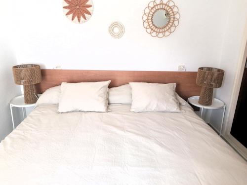 ロザスにあるGlobal Immo 3355 Solanaのベッド(白いシーツ、枕付)