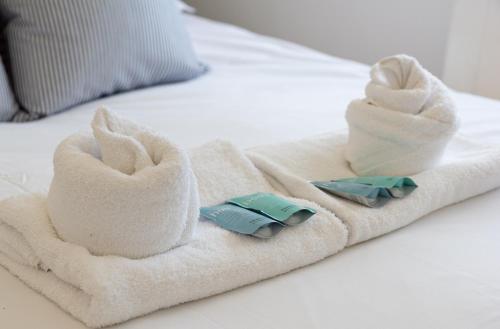 Postel nebo postele na pokoji v ubytování Cosy studio by the sea - prime location!