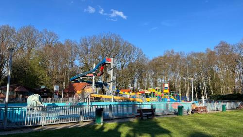 un parco giochi con parco acquatico con scivolo di Ferienhaus Sonnenuntergang Nähe Freizeitpark Schloss Dankern Dankernsee a Düne