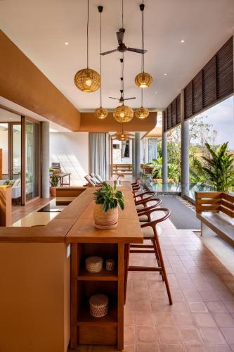 a dining room with a table and chairs at Amaya Kampot Homestays in Kampot