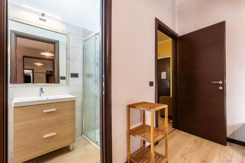 łazienka z umywalką i prysznicem w obiekcie Casa Vacanze La Casetta w mieście Lido di Ostia