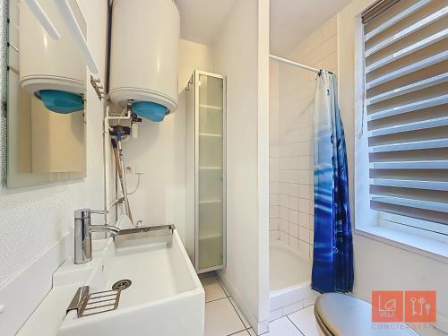 un baño con lavabo y ducha en Joli Studio proche plage et centre avec parking, en Wimereux