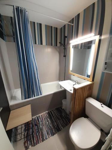 une salle de bain avec un lavabo, une baignoire et des toilettes dans l'établissement Port en Dro Mer et Maisons, à Carnac