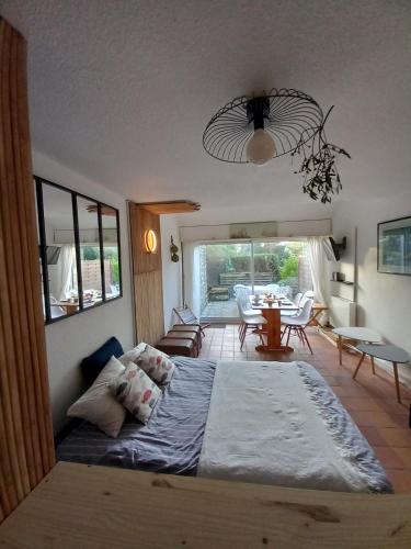 une chambre avec un grand lit et un salon dans l'établissement Port en Dro Mer et Maisons, à Carnac