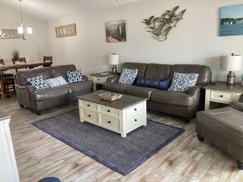 un soggiorno con divano in pelle e tavolino da caffè di 51 The Anchor a Centre