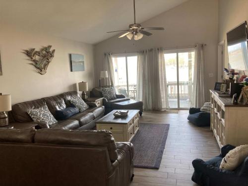 un soggiorno con un divano e un tavolo di 51 The Anchor a Centre