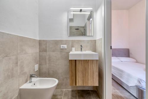 Un baño con lavabo y cama. en BluesHouse Carracci, en Bolonia